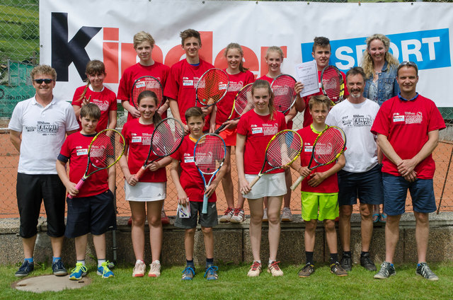 Die Schülerinnen und Schüler aus Kaprun und Saalfelden, die Betreuer und Organisatoren der Bezirksmeisterschaften, Dir. Claudia Hartmann und Tennislandesreferent Harald Buchsteiner. | Foto: Foto: Herbert Kleber