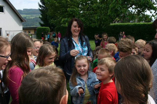 Die Niklasdorfer Volksschüler bei der Spendenübergabe an Lisa-Sophie. | Foto: KK