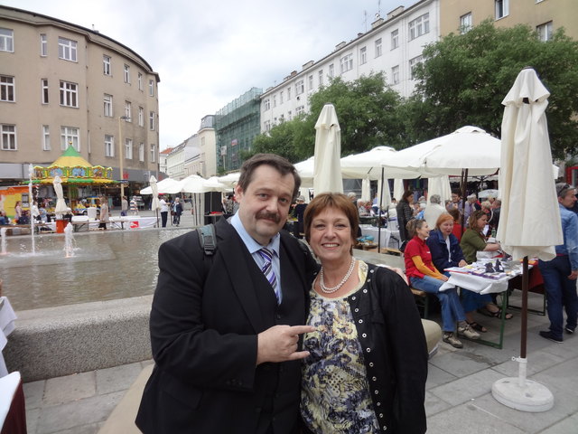 "Science Buster" Werner Gruber und SP-Bezirksvorsteherin Gabriele Votava am Meidlinger Platzl.