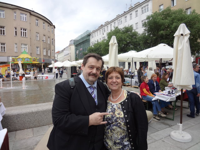 "Science Buster" Werner Gruber und SP-Bezirksvorsteherin Gabriele Votava am Meidlinger Platzl. | Foto: Foto: Voglhuber