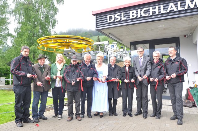 Verantwortliche und Ehrengäste stellten sich zum Band-Durchschneiden an der Talstation ein.