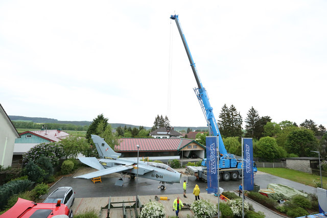 Der Tornado ist gelandet: Das Flugzeug wurde von der deutschen Luftwaffe gekauft und steht jetzt in Groß Siegharts.