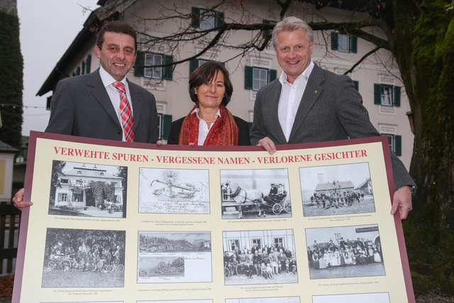 Martin Greisberger, Anneliese Grubinger und Franz Pospischil präsentieren die Ansichtskartenschätze des Arztes Ludwig Gusetti. | Foto: Franz Neumayr