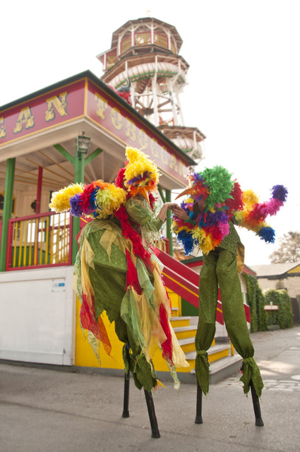 Bunte Stelzengeher werden dem Spektakel einen Hauch von Zirkus verleihen. | Foto: SolunaRising
