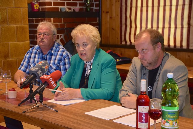 Verena Dunst mit den Uhudler-Weinbauern Ernst Pfeiffer (links) und Martin Weinek