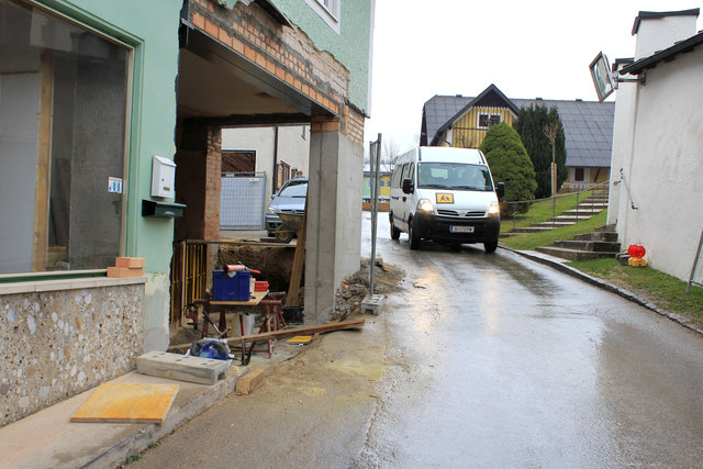 Die Fußgänger können künftig bei dieser Engstelle der Kirchenstraße nun sicher durch die Hauspassage gehen. | Foto: Wagner