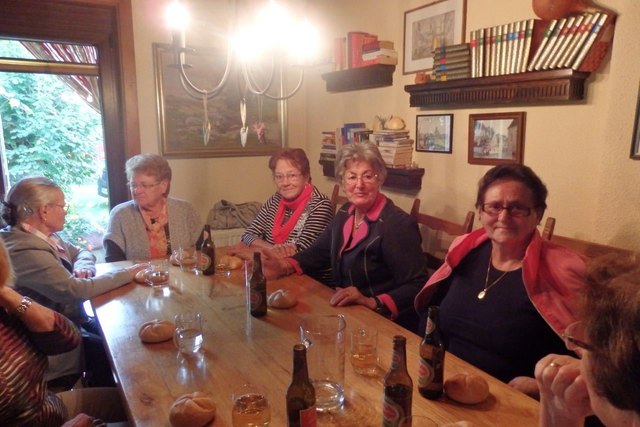 Die "bewegten" Damen verabschiedeten die Trainerin Helga Thaler