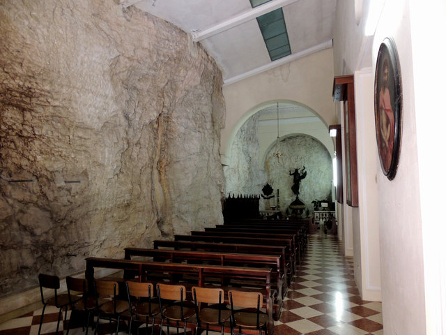 Felswände wurden als Mauern genutzt.