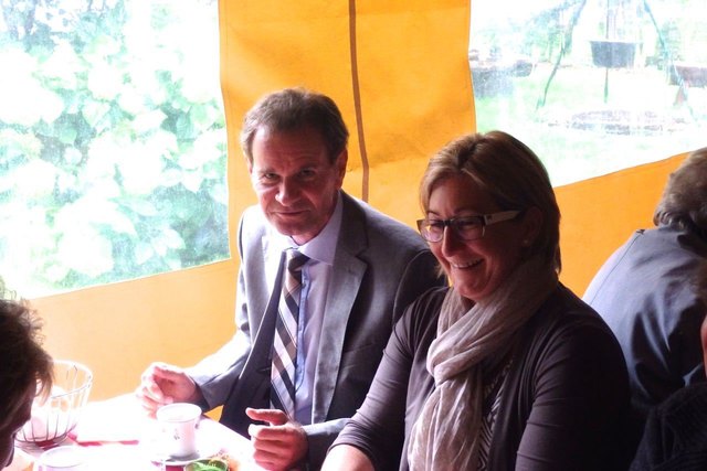 Die Vertreter der Bezirksstelle Elisabeth More und Dietmar Koplenig gratulierten und wünschen der neuen Trainerin viele schöne "bewegte" Stunden.