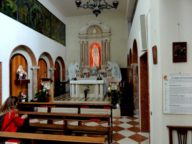 Unterkirche ,linker Seite befindet sich die Treppe die des Palazzo von Pontius Pilatus repräsentiert ,die Jesus während seines Kreuzgang mit seinem Blut befleckte.