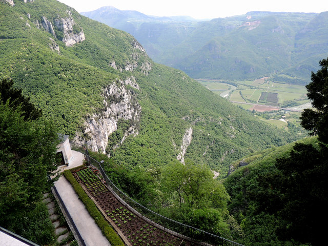 Blick in den Klostergarten und Etschtal