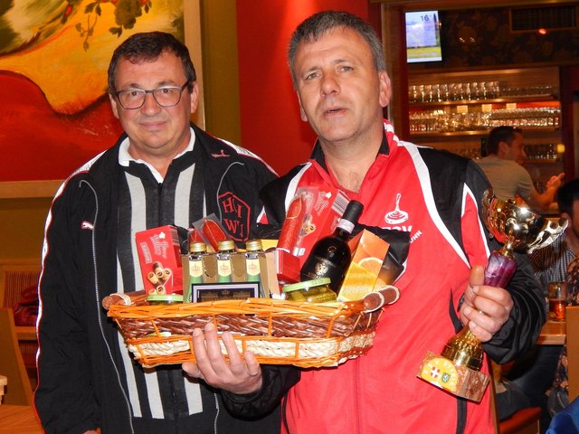 Erich Beer - Obmann des ESV Kottingbrunn - übernimmt die Preise für den Turniersieg beim Trioturnier des ESV Styria Wiener Prater