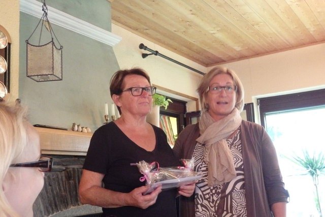 Helga Thaler mit der RK-Bezirksstellen-Stv.Elisabeth More