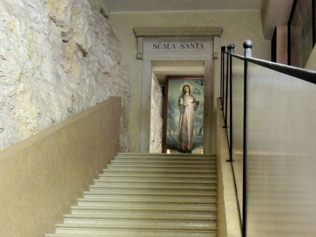 die 28 Stufen Treppe die im Zeichen der Buße auf den Knien zurückgelegt wird.