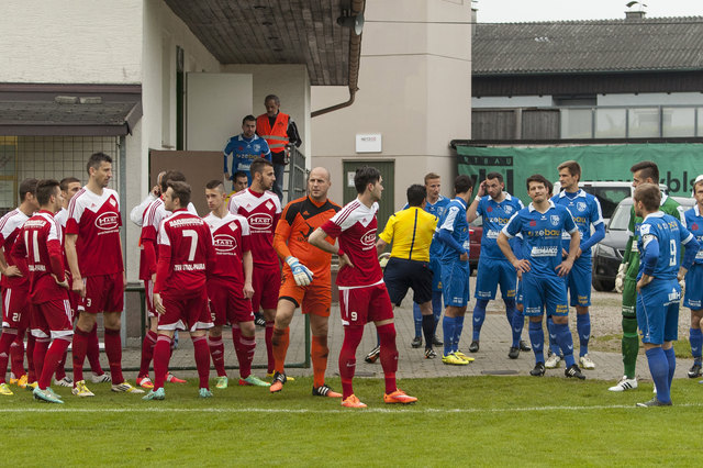 Die beiden Mannschaften kurz vor dem Einlaufen.