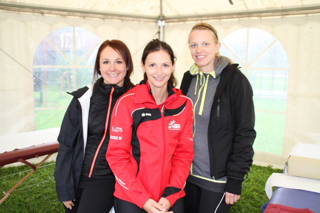 Auf die Fitness der Läufer achteten die Masseurinnen Sandra Gramberger, Carina Mayr und Karin Kaserbacher.
