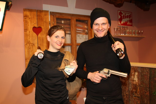 Als Einbrecher wirkten beim Schwank Claudia Plainer und Josef Altmann mit.