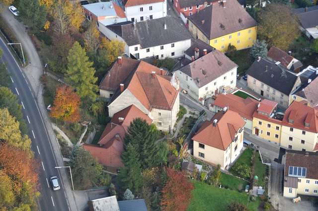 Das Theaterhaus, leicht erkennbar an der Zugangsstiege links oben, muss dringend saniert werden