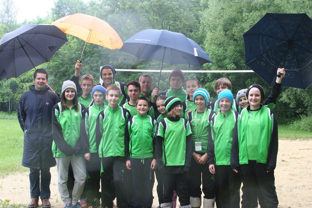 Die Steyrer Schwimmer mit den Trainern Stefan Mihaly und Nicolas Delvigne im nassen Wels