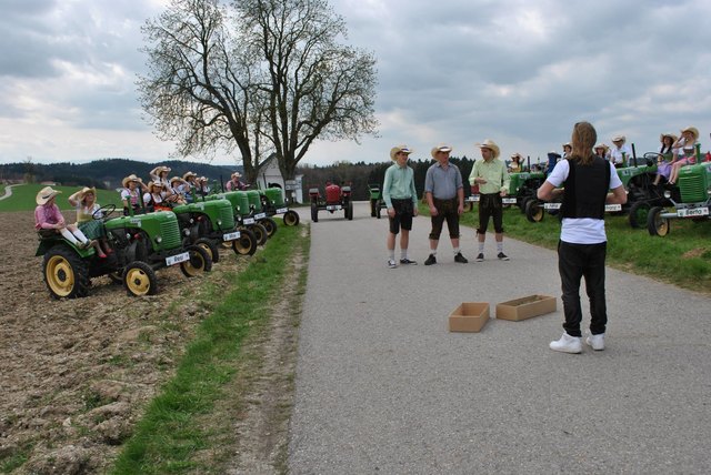 Die Statisten haben Aufstellung genommen. Die Kamera läuft. Das größte Problem stellen die Hüte dar, die der Wind ihnen die ganze Zeit vom Kopf weht. | Foto: Seelentium