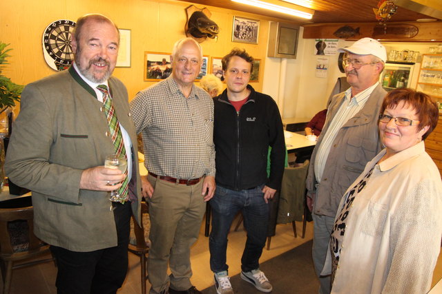 Im Kreis mit Bürgermeister, Sohn und slowenischen Jagdfreunden