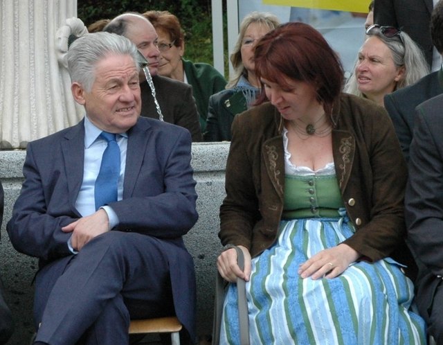 bei der Einweihung des "neuen" Amtsgebäudes              (mehr Fotos unter Bildgalerie Chronik)