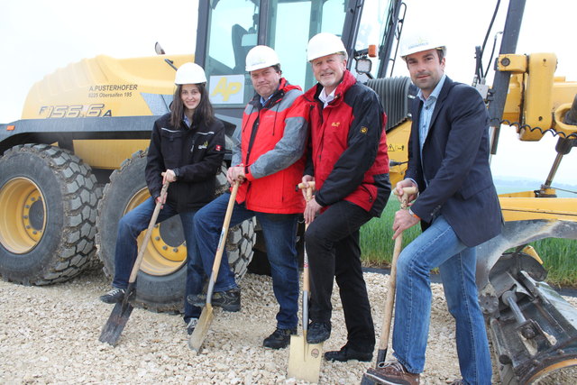 Finanzleiterin Andrea Rössler, Vorstand Martin Steininger, Bürgermeister Horst Gangl, Technik Leiter Markus Winter | Foto: Simonsfeld