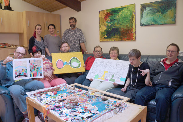 Die Künstler des Ateliers Nahtloskunst in Kindberg mit ihren drei Betreuern.