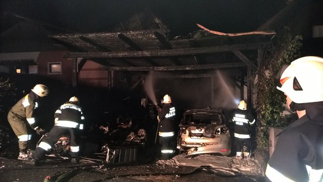 Die Kameraden der Feuerwehren Köflach, Piber und Maria Lankowitz löschten den Brand im Carport. | Foto: BFV Voitsberg/Wolf