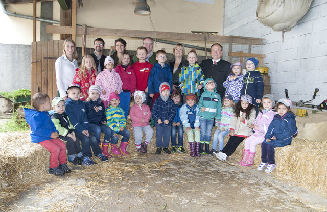 Kindergruppe der Kinderbetreuungseinrichtung des Universitätsklinikums St. Pölten „Kinderstube“ mit Ehrengästen und v.l. Verena Hainzl (Projektleiterin Back to school), Bernhard Ramel, Maria Ramel (Schule-am-Bauernhof-Betrieb) , Pernkopf, Schwarz, Schultes