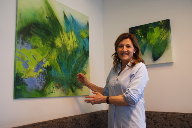Bei der Ausstellung in der Galerie im Gwölb läßt  Elfriede Wolfmayr die Besucher "in eine andere Welt" in ihren Bildern eintauchen.