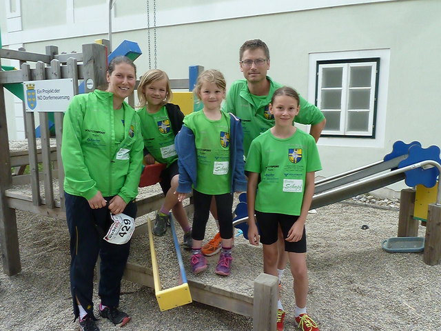 v.l.:Marion Weidemann, Marie Artlieb, Jasmin Artlieb, Josef Bauer, Lea Weidemann