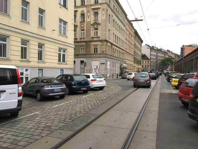 Das Bordell in der Wällischgasse sorgt bei zahlreichen Anrainern für Aufregung wegen der großen plakativen Sex-Werbung. | Foto: Bajer