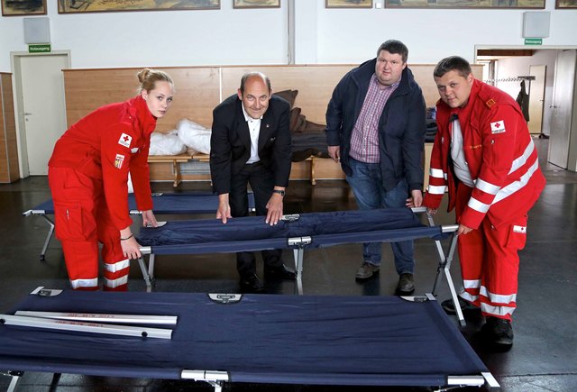 Verena Draxlbauer, Johann Baumann, Vizebürgermeister Anton Hochrainer und Harald Schwarz beim Aufstellen der Notbetten. | Foto: Helmut Klein