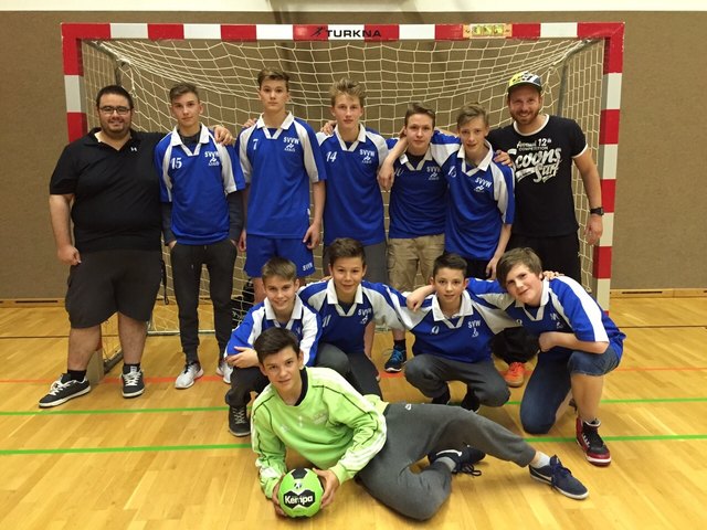 Bundestitel für die Jungs des IBG: Lorenz, Dragaschnig, Urbani, Krülle, Laurer, Schneider, Meixl, Harmino, Schurian, Aste, Springer mit den Betreuern Peball & Weber. Nicht am Bild: Turnlehrer Zellnitz | Foto: KK