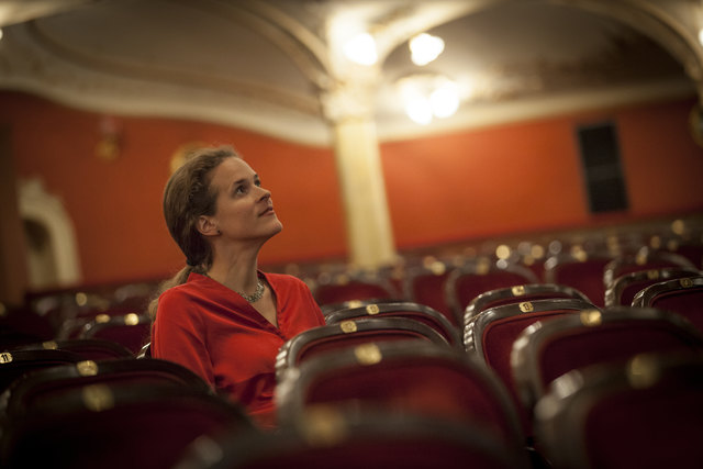 Andächtig: Nora Schmid liebt ihren Arbeitsplatz im "schönsten Opernhaus Österreichs". | Foto: Prontolux