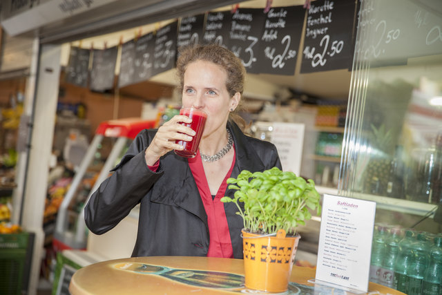 Vitaminschub: Beim Fruchtsaftstand von Peter Fluch am Kaiser-Josef-Platz kehrt Nora Schmid regelmäßig ein. | Foto: Prontolux
