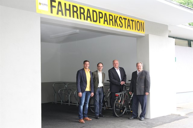 Wirtschaftshof-Leiter Jürgen Stundner, Georg Wölfl (Liegenschaftsamt), Bürgermeister Dr. Reinhard Resch und Verkehrsstadtrat Alfred Scheichel begutachten die neue Fahrradparkstation beim Stadtpark. | Foto: Foto: Stadt Krems