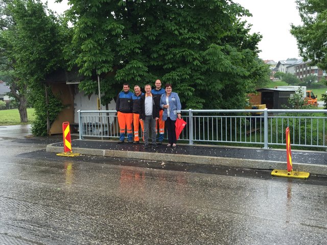 Das Team der Brückenmeisterei Aschbach und Bgm. Hinterholzer vor der fertigen Brücke. | Foto: Gemeinde