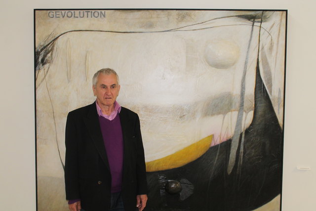 Manfred Brandstätter vor seinem Werk "Gevolution".