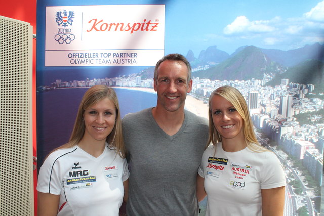 Kornspitz-Sportdirektor Christoph Sumann mit den Schall-Schwestern Nadine (li.) und Bianca.