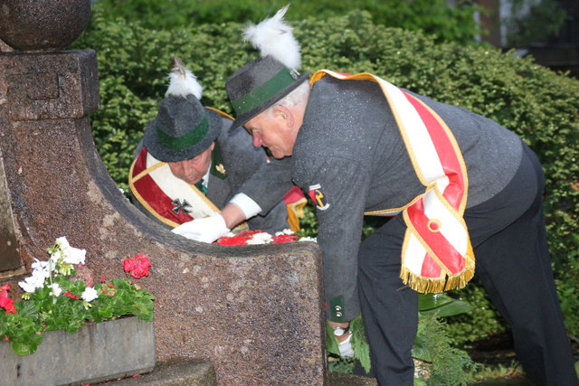 Wie in anderen Gemeinden wurde auch in Oberndorf beim Kriegerdenkmal ein Kranz niedergelegt. | Foto: Foto: Trabi
