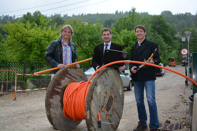 Leerverrohrungen für Highspeed-Internet werden beispielsweise in der Arzbergstraße mitverlegt: Wolfgang Voglauer, Werner Krammer und Martin Helm. | Foto: Magistrat