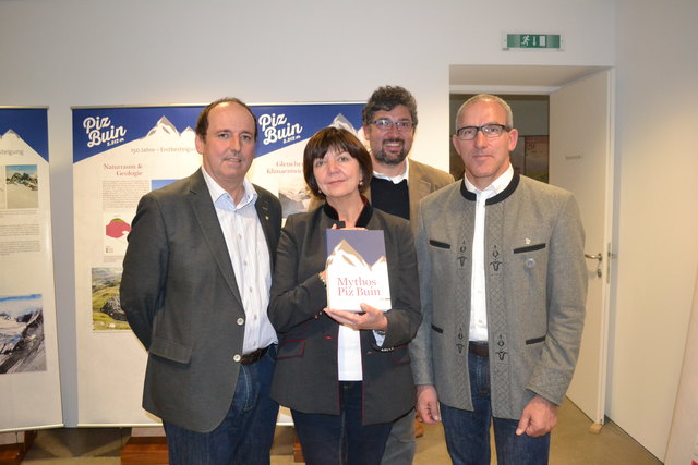 Ausstellungseröffnung: Helmut Pöll (Alpinarium), Gabi Schnell (TVB), Autor Michael Kasper und Bgm. Martin Netzer (v. l.).