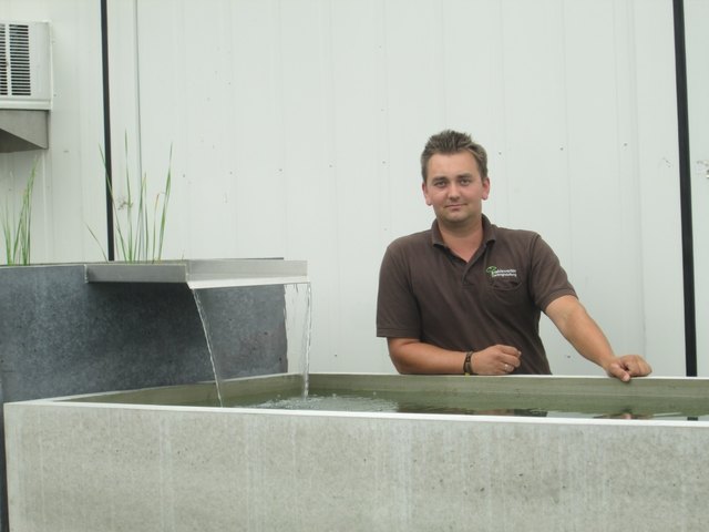 Jakob Hablesreiter bei seiner Versuchsanlage | Foto: Schmalwieser