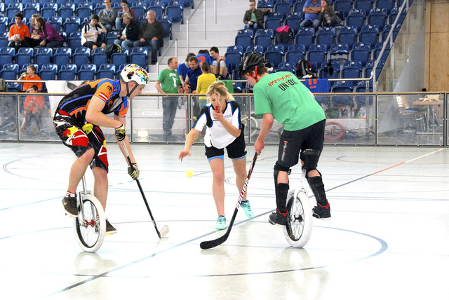 Einradakrobaten der Dragons bewiesen wieder ihre Schlägerkontrolle. | Foto: One Wheel Dragons
