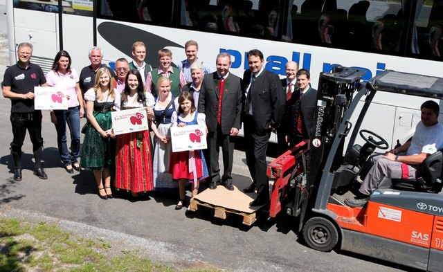 Die beiden Landessieger (re. im Bild) im Schilcher mit ihrem „Fanclub“ vor der Abfahrt zur Abholung der Landessiegertrophäen­