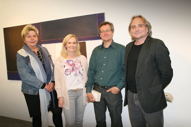 Andrea Schaller vom Kulturbüro wie immer verantwortlich für die Gesamtorganisation der Ausstellung, Kulturreferentin GR Sandra Friedl-Dablander, Maler Arthur Salner, Günther Moschig, der zur Ausstellung sprach