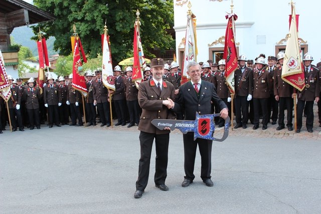 Schlüsselübergabe von Bgm. Sebastian Haunholter an Kdt. Herbert Horngacher.