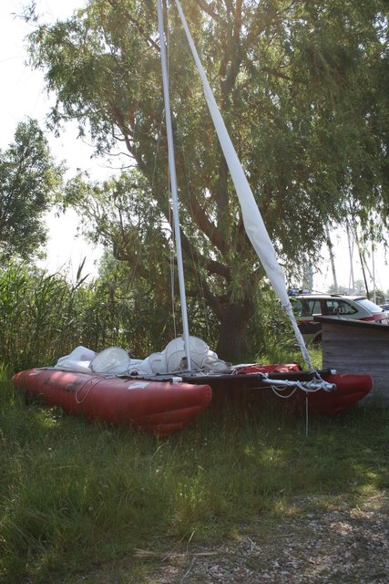 Mit diesem Katamaran waren Vater und Sohn unterwegs. Das Boot konnte jetzt geborgen werden. | Foto: Landespolizeidirektion